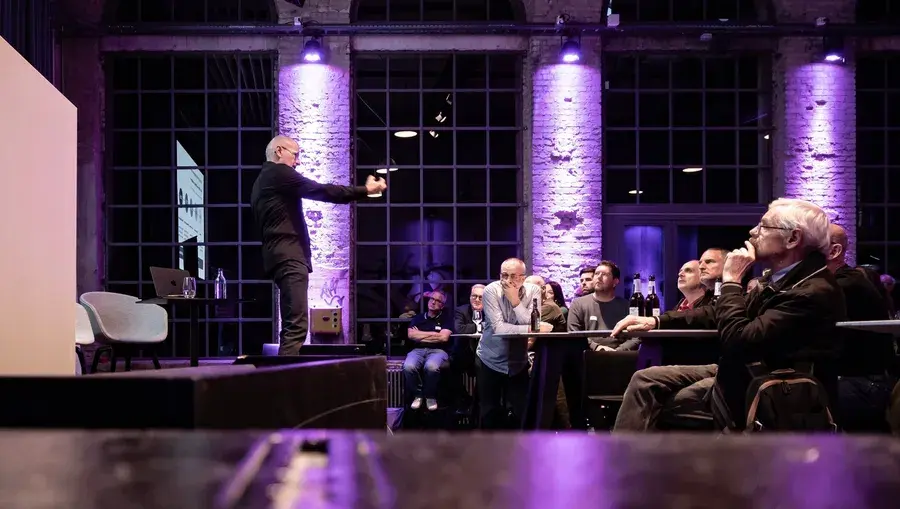 Referent Urs Felber bei seiner Präsentation wild fuchtelnd
