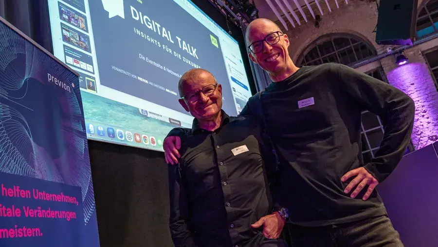 Referent Urs Felber und sein alter Kumpel Stephan Burkard Arm in Arm