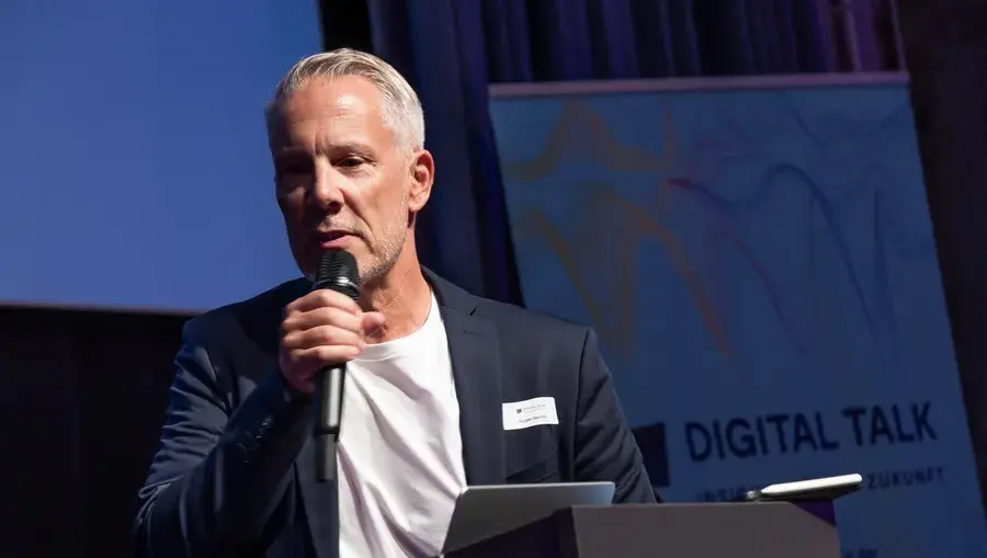 Gastgeber Roger Wernli von Previon beim Intro mit Mikrofon