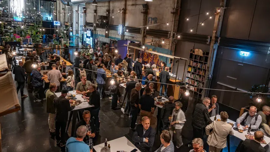 Apreostimmung in der Aeschbachhalle aus der Vogelperspektive