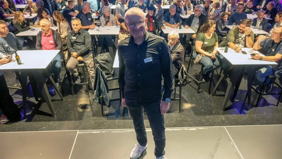 Referent Urs Felber vor auf der Bühne vor seinem Publikum