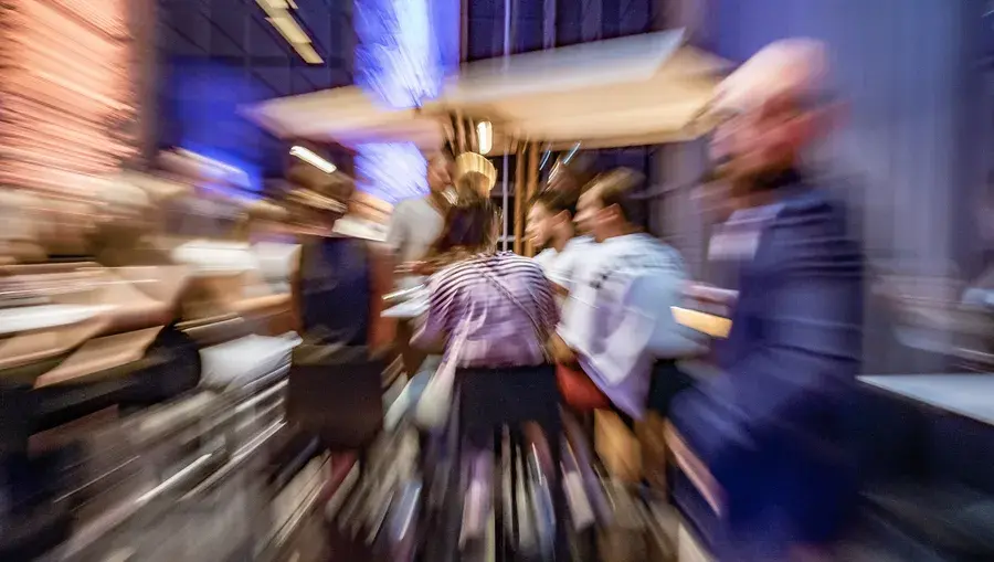 Gäste im Austausch beim Networking-Apéro des Digital Talk, bewusst mit Bewegungsunschärfe fotografiert.